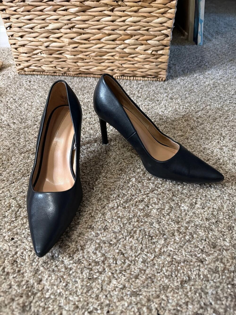 Classic black pumps EUC 6 482